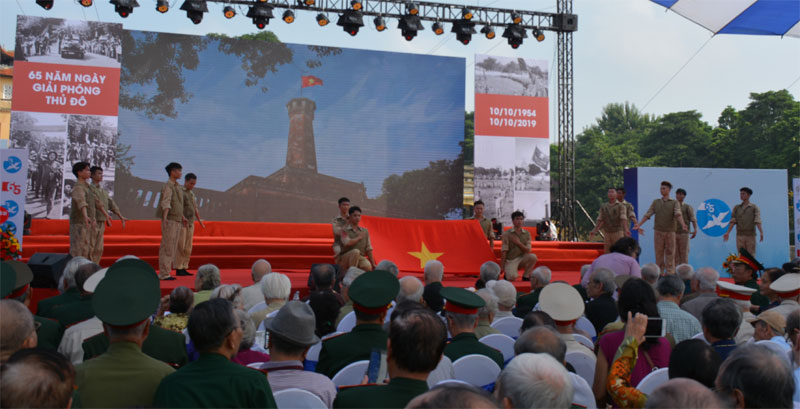Tái hiện lễ chào cờ lịch sử ngày giải phóng Thủ đô