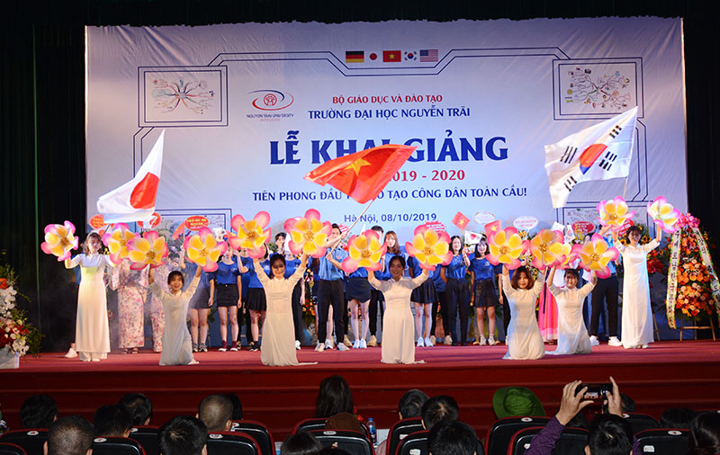 Trường Đại học Nguyễn Trãi trao 300 suất học bổng cho sinh viên trong ngày khai giảng