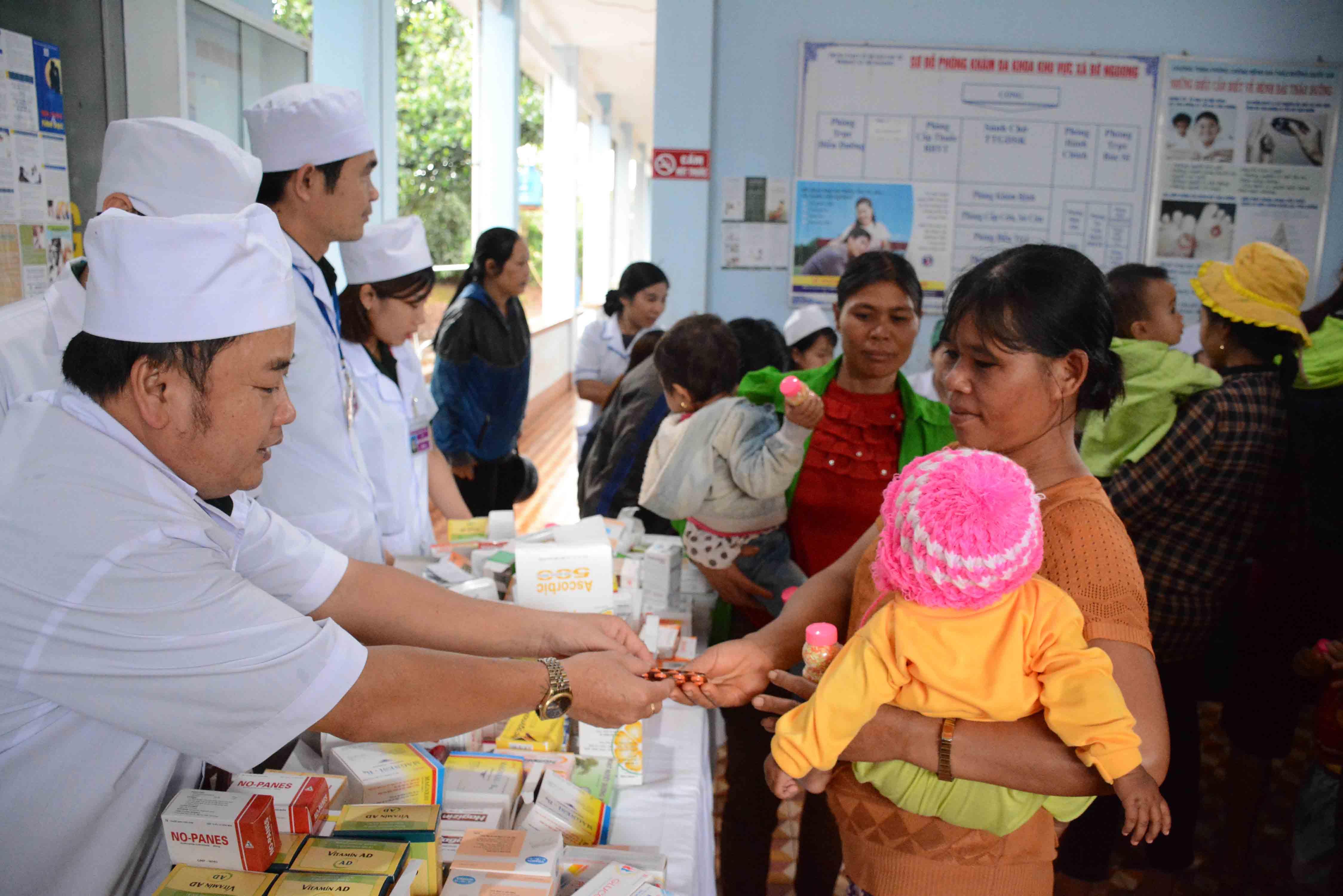 Phối hợp chăm sóc sức khỏe cho bà con địa phương

