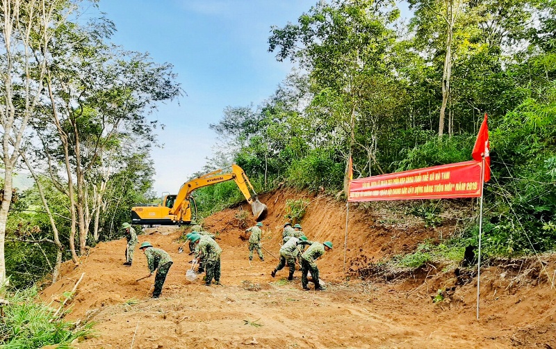 Lữ đoàn Công binh 7 làm đường giúp dân phát triển kinh tế