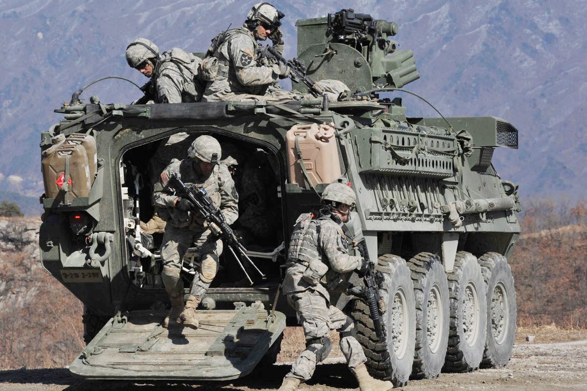 Xe chiến đấu bọc thép: Bánh lốp hay bánh xích?