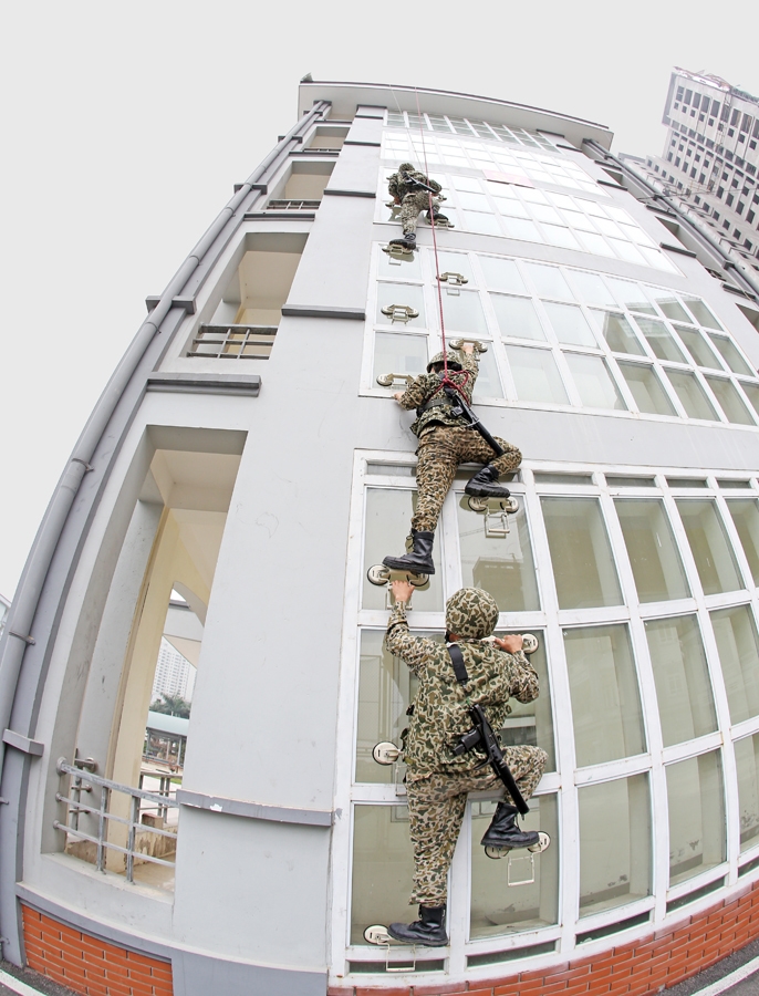 Tiếp cận mục tiêu nhà cao tầng bằng dây từ tầng thượng.