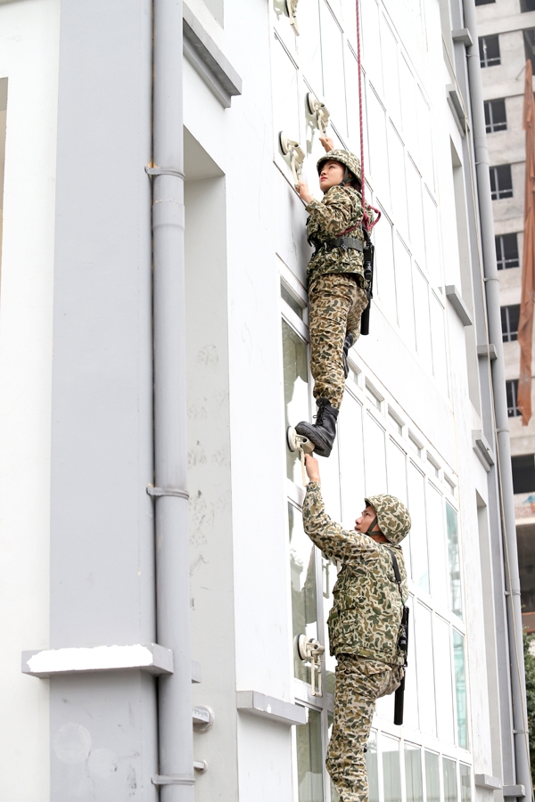 Trong điều kiện huấn luyện khắc nghiệt, song nữ chiến đấu viên luôn thể hiện bản lĩnh ở mỗi tình huống thực hành.