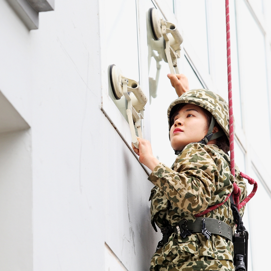 Rất thuần thục, nữ chiến đấu viên dùng cơ cấu bám để tiếp cận mục tiêu trên nhà cao tầng.