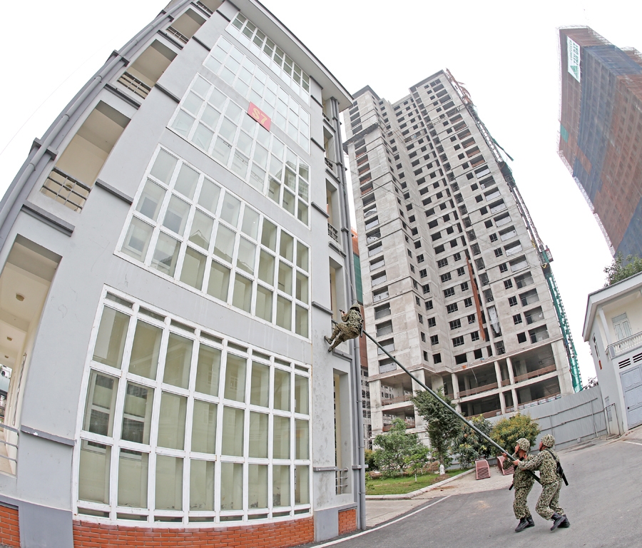 Trong vài giây, nữ chiến đấu viên thoăn thoắt đạp tường lên tầng 2 triển khai chiến đấu.