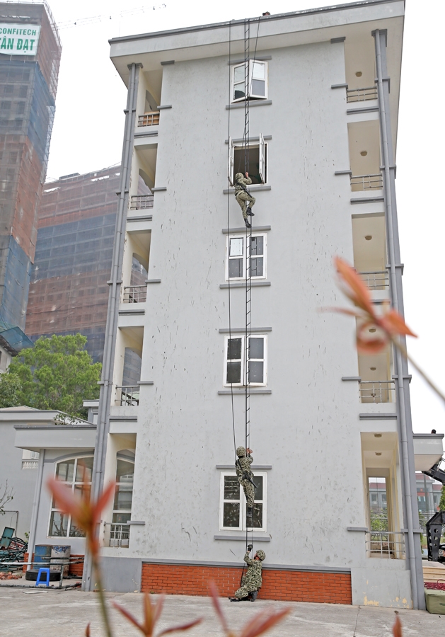 Sử dụng thang dây…