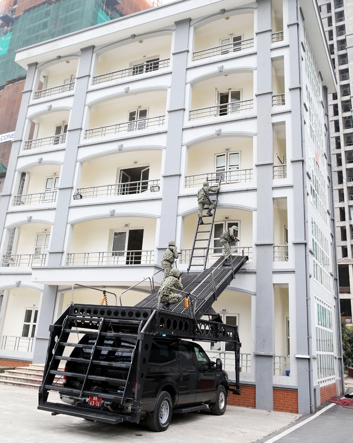 …và xe thang tiếp cận mục tiêu.