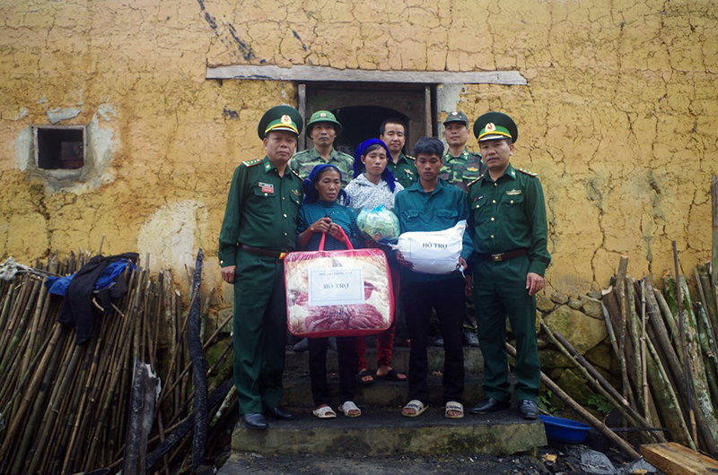 Đồn Biên phòng Y Tý giúp người dân khắc phục hậu quả hỏa hoạn