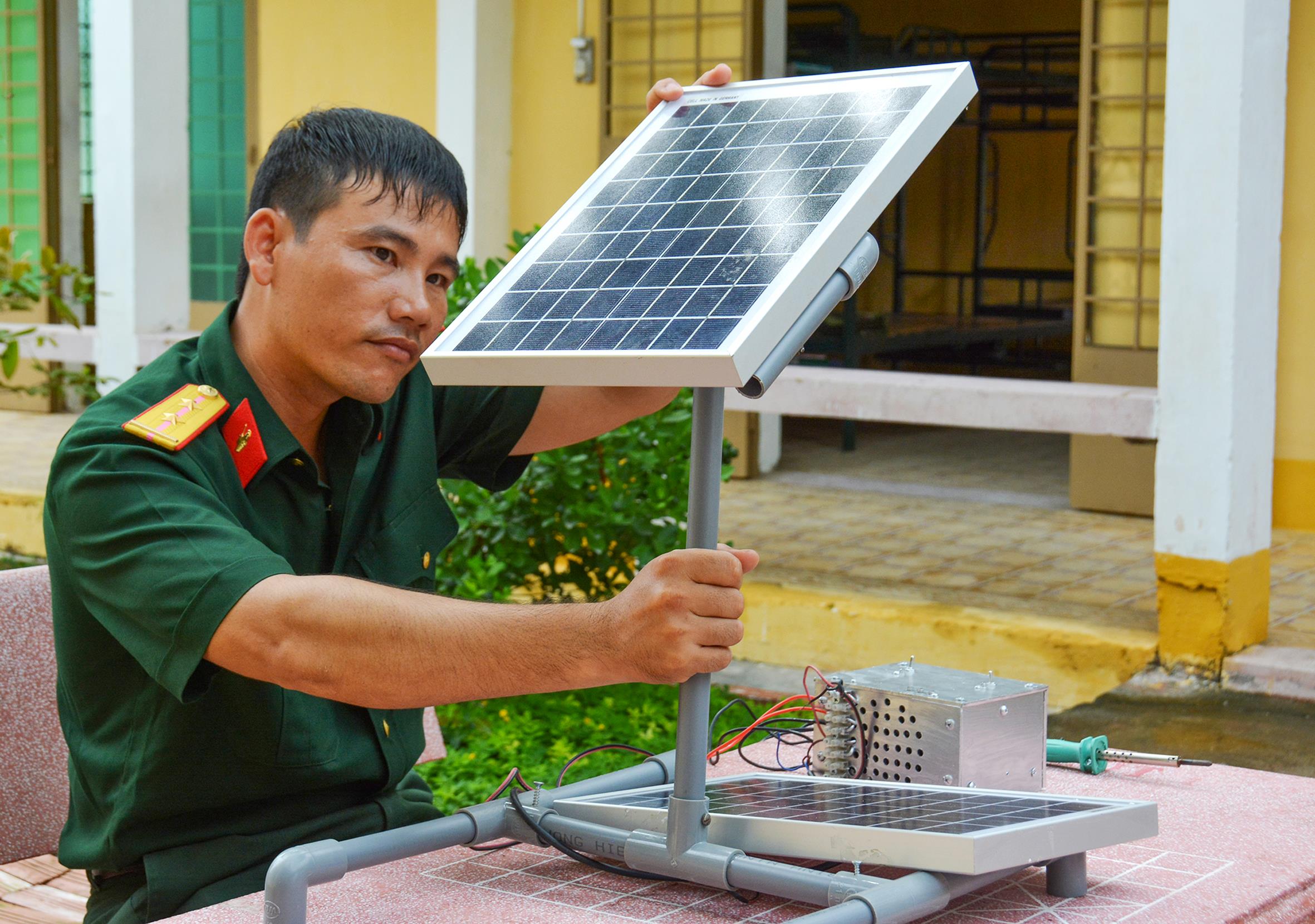 Cấp nguồn cho máy thông tin bằng năng lượng mặt trời