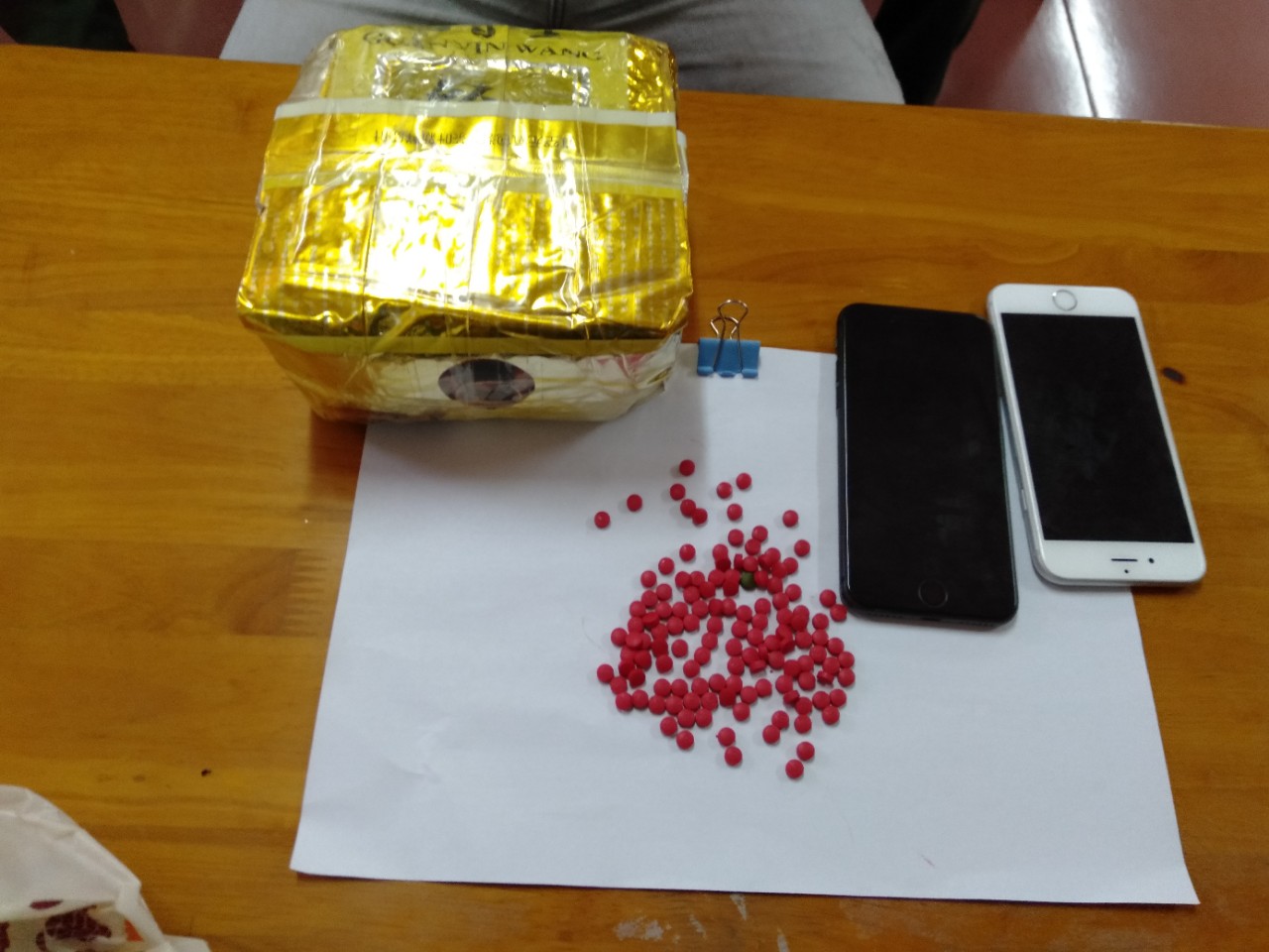 Bắt 3 đối tượng vận chuyển trái phép 1kg ma túy tổng hợp

