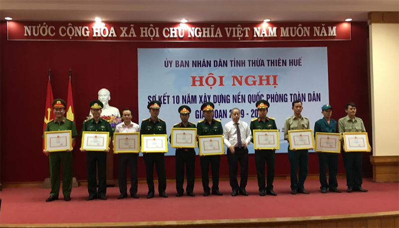 Khen thưởng 20 tập thể và cá nhân đạt thành tích cao trong xây dựng nền quốc phòng toàn dân

