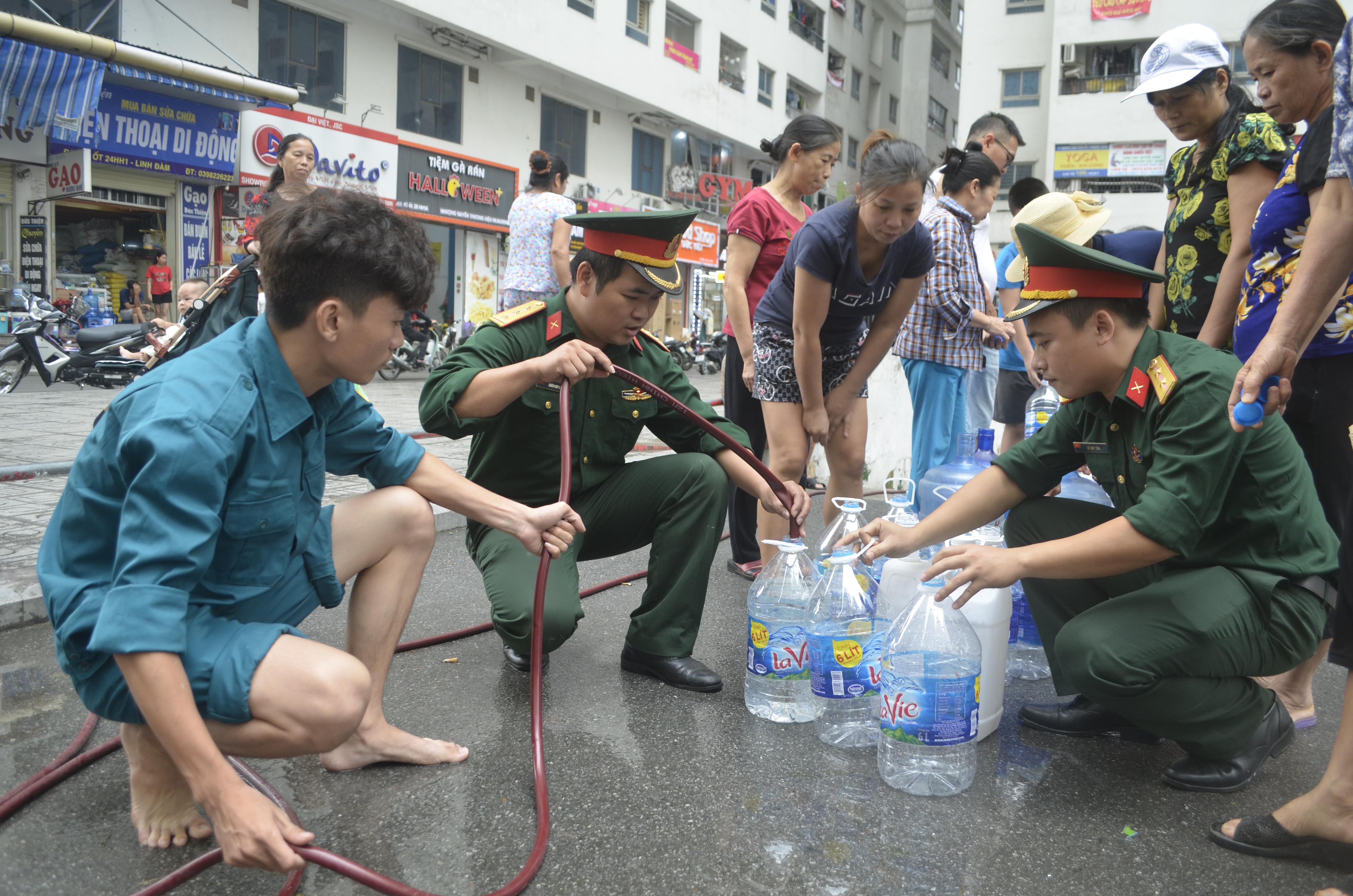 Hà Nội khẩn trương bổ sung nguồn nước sạch, ổn định cuộc sống người dân

