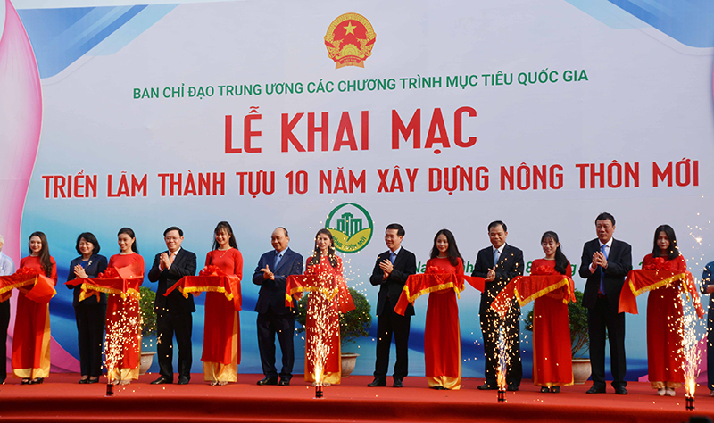 Thủ tướng Nguyễn Xuân Phúc dự khai mạc Triển lãm thành tựu 10 năm xây dựng nông thôn 