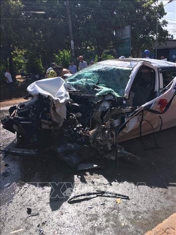 Bình Phước: Xe rước dâu đâm trực diện xe tải khiến hai người bị thương nặng 
