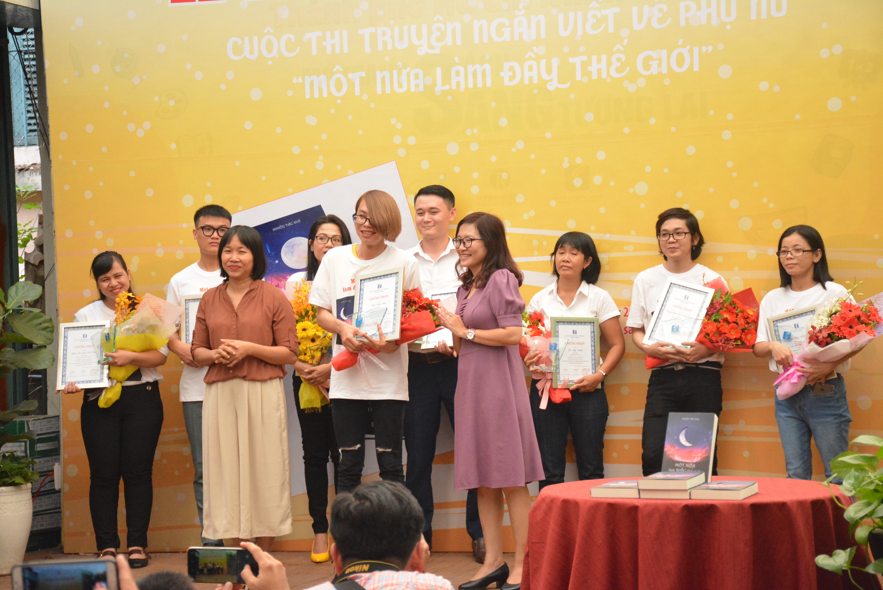 Ra mắt sách “Một nửa làm đầy thế giới” nhân Ngày Phụ nữ Việt Nam