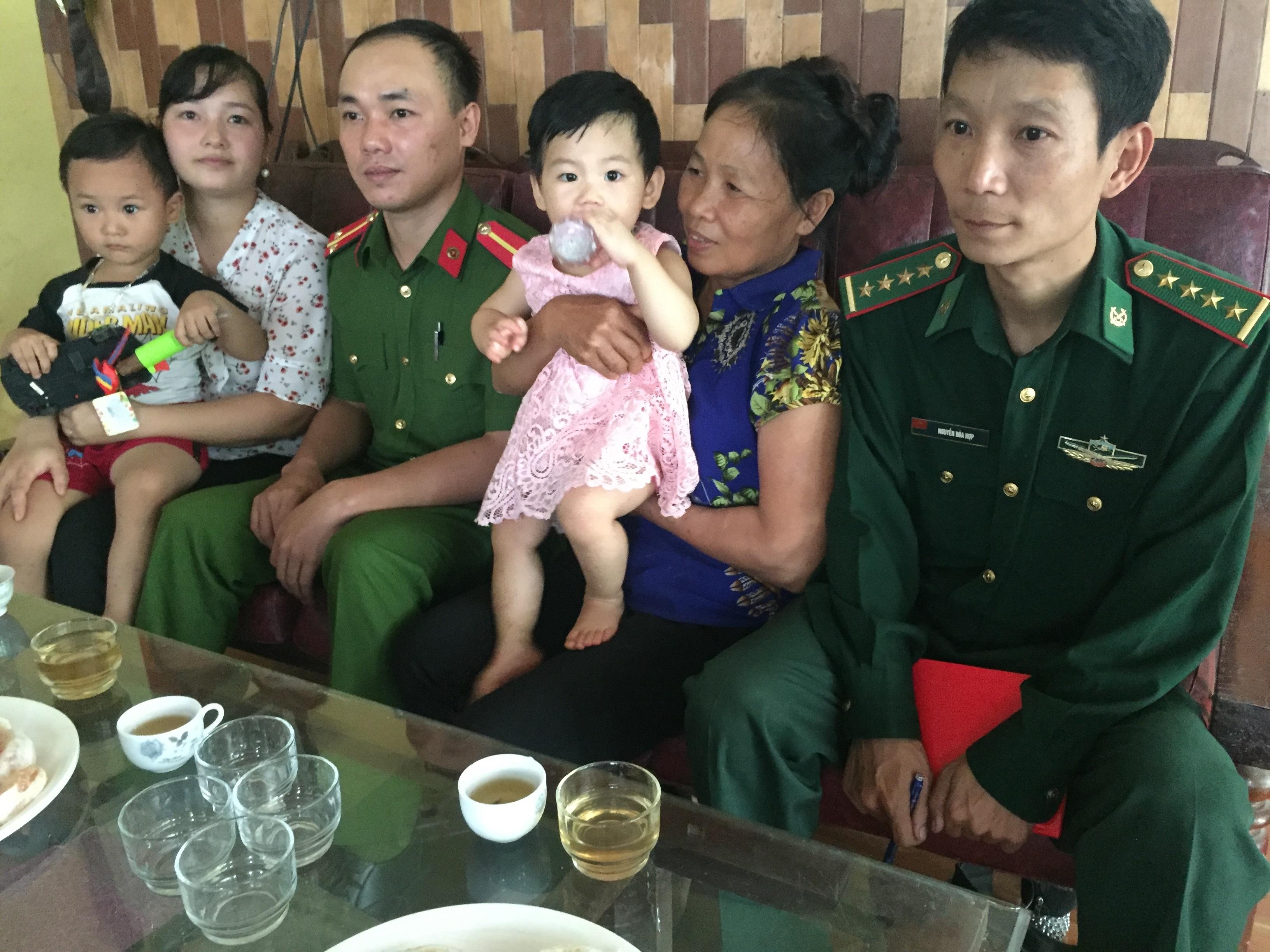 Trung úy Nguyễn Anh Việt dũng cảm cứu người