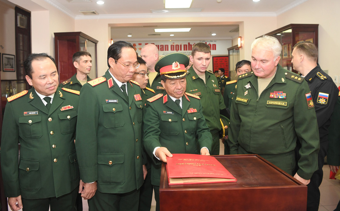 Đoàn cấp cao Bộ Quốc phòng Nga thăm Báo Quân đội nhân dân