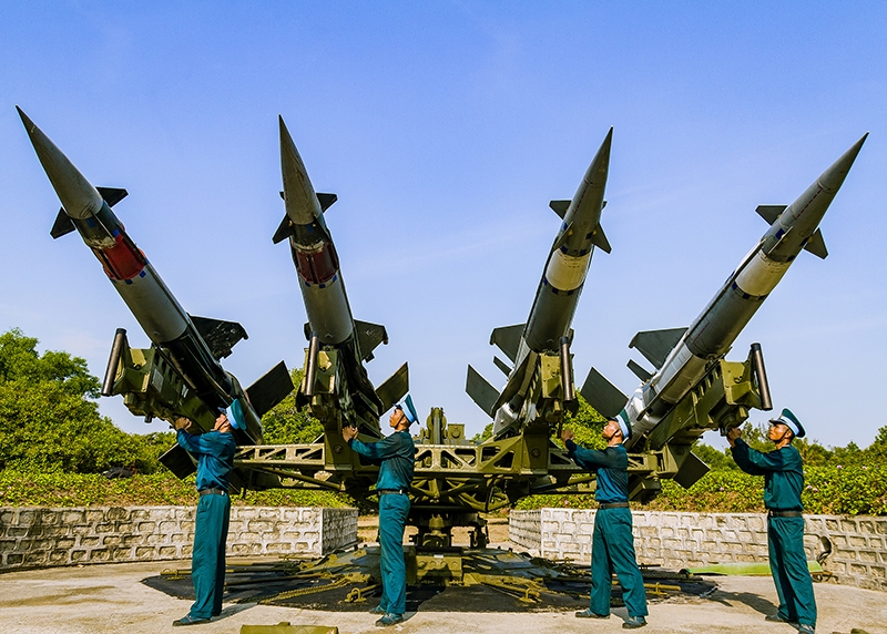 Huấn luyện triển khai khí tài đạn tên lửa.