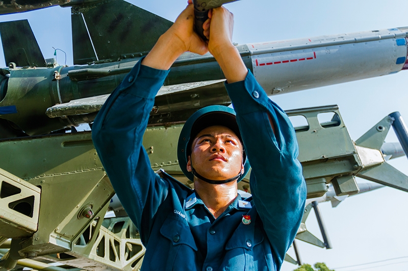 Thao tác chuẩn bị nạp đạn tên lửa.