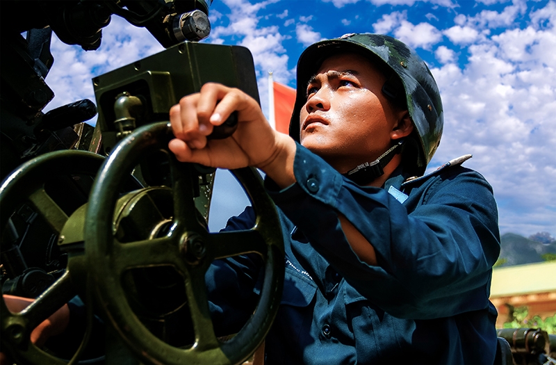 Bám sát mục tiêu trong giờ thực hành huấn luyện pháo 37mm.