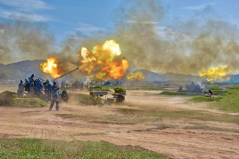 Thực hiện nhiệm vụ diễn tập, bắn đạn thật tại trường bắn TB1.