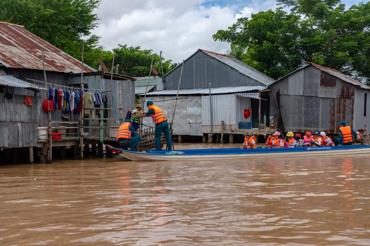 Ấm tình quân dân nơi vùng sông nước