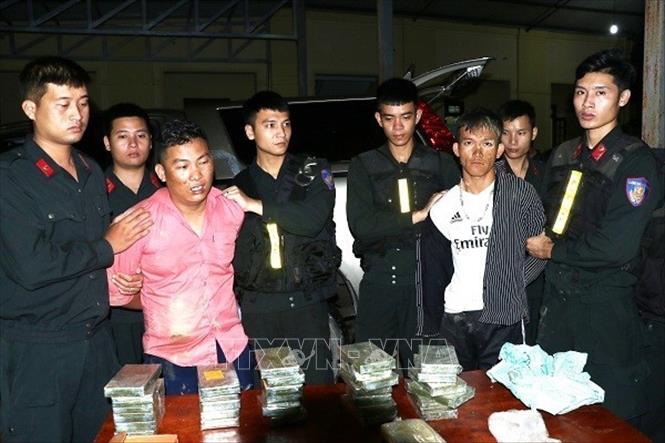 Bắt hai đối tượng vận chuyển trái phép 30 bánh heroin 