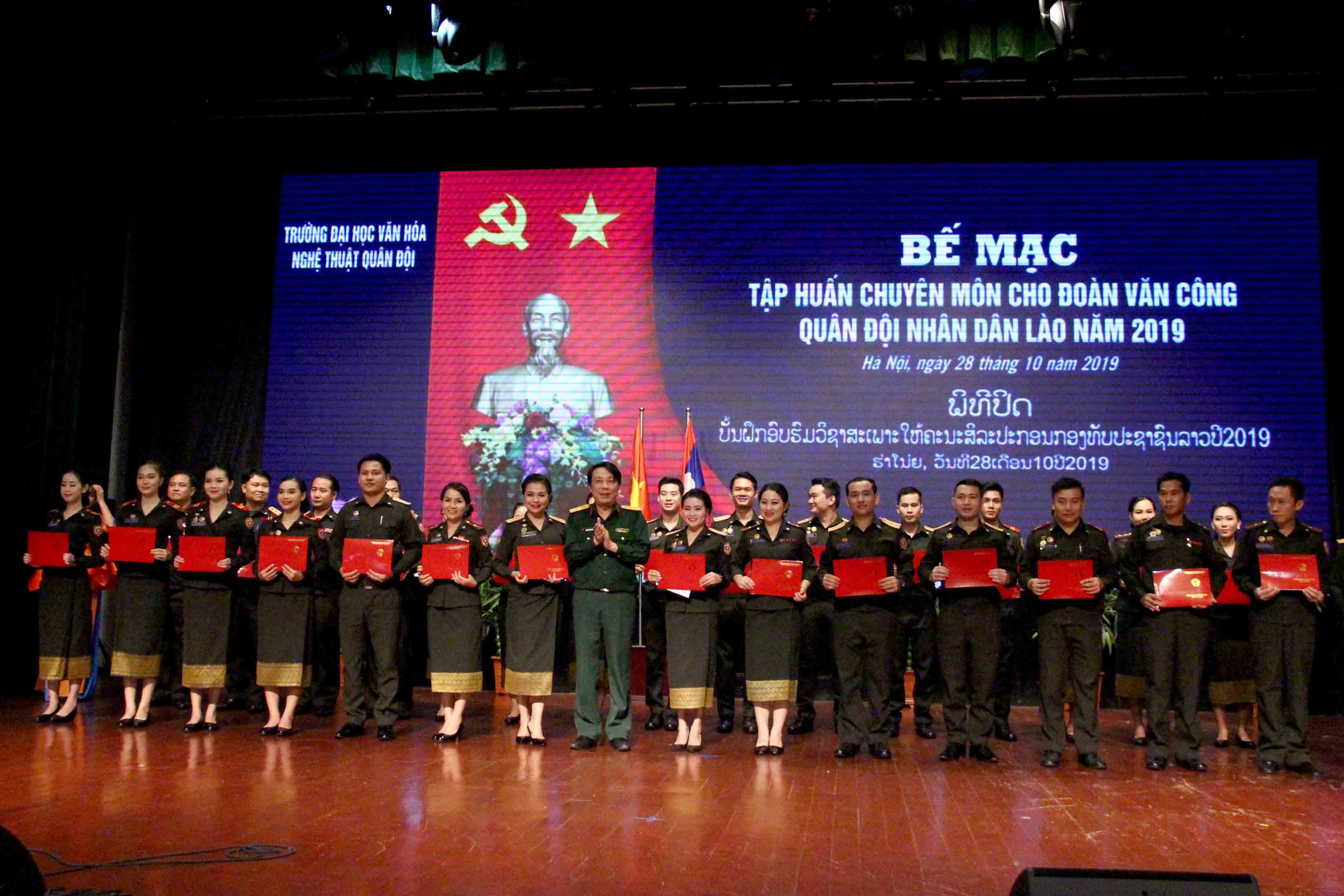 Bế mạc tập huấn chuyên môn cho Đoàn Văn công Quân đội nhân dân Lào