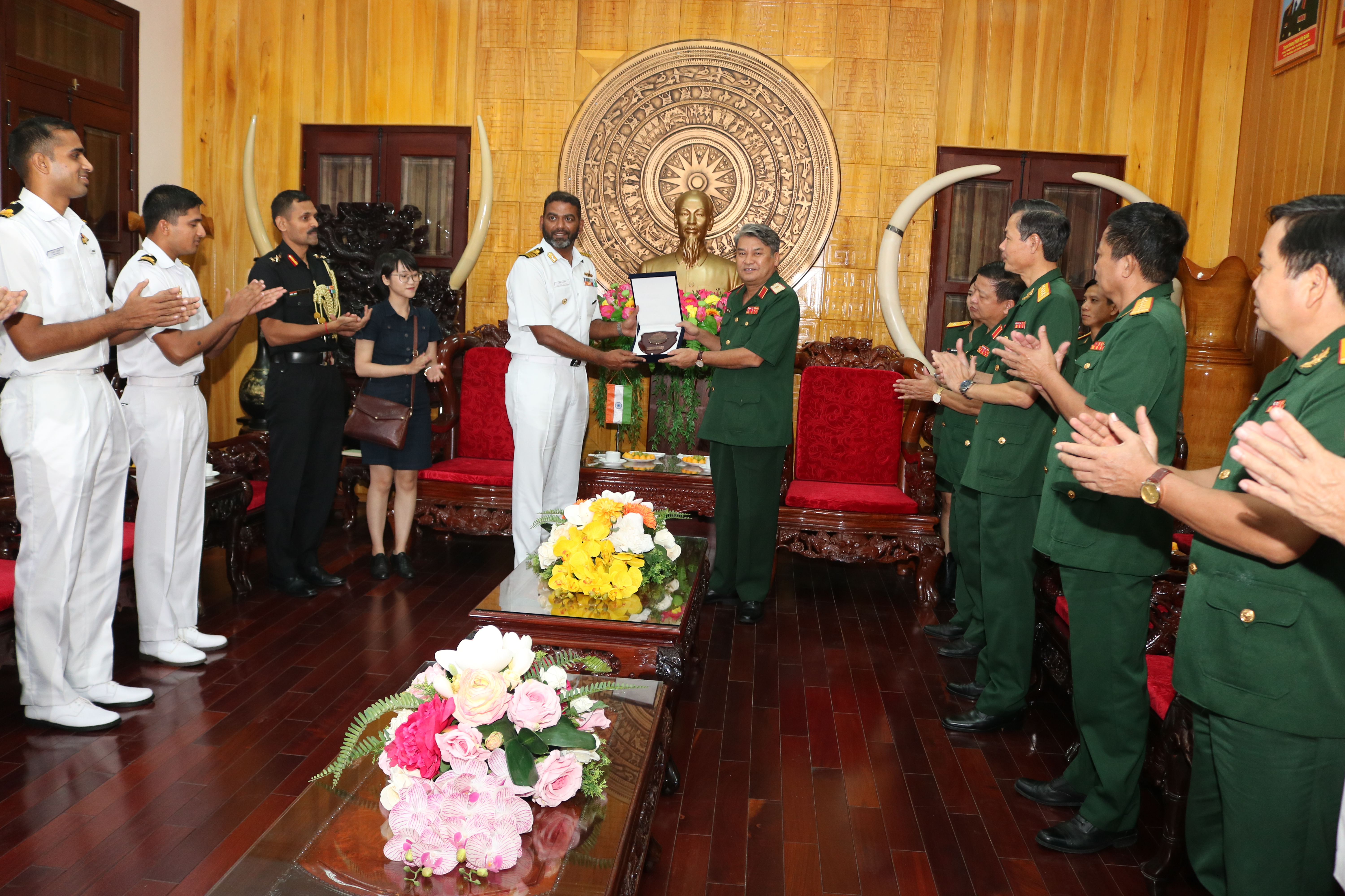 Chỉ huy tàu Hải quân Ấn Độ thăm Bộ tư lệnh Quân khu 5

