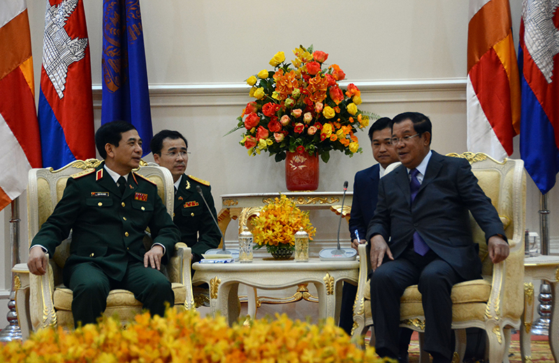 Thượng tướng Phan Văn Giang chào xã giao Thủ tướng Hun Sen