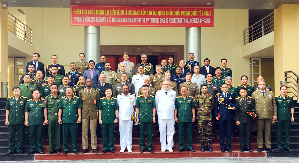 Bế giảng Lớp Đào tạo Quan chức quốc phòng quốc tế khóa 5