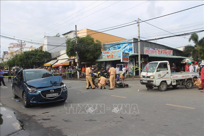 Va chạm với xe tải, 2 người thương vong