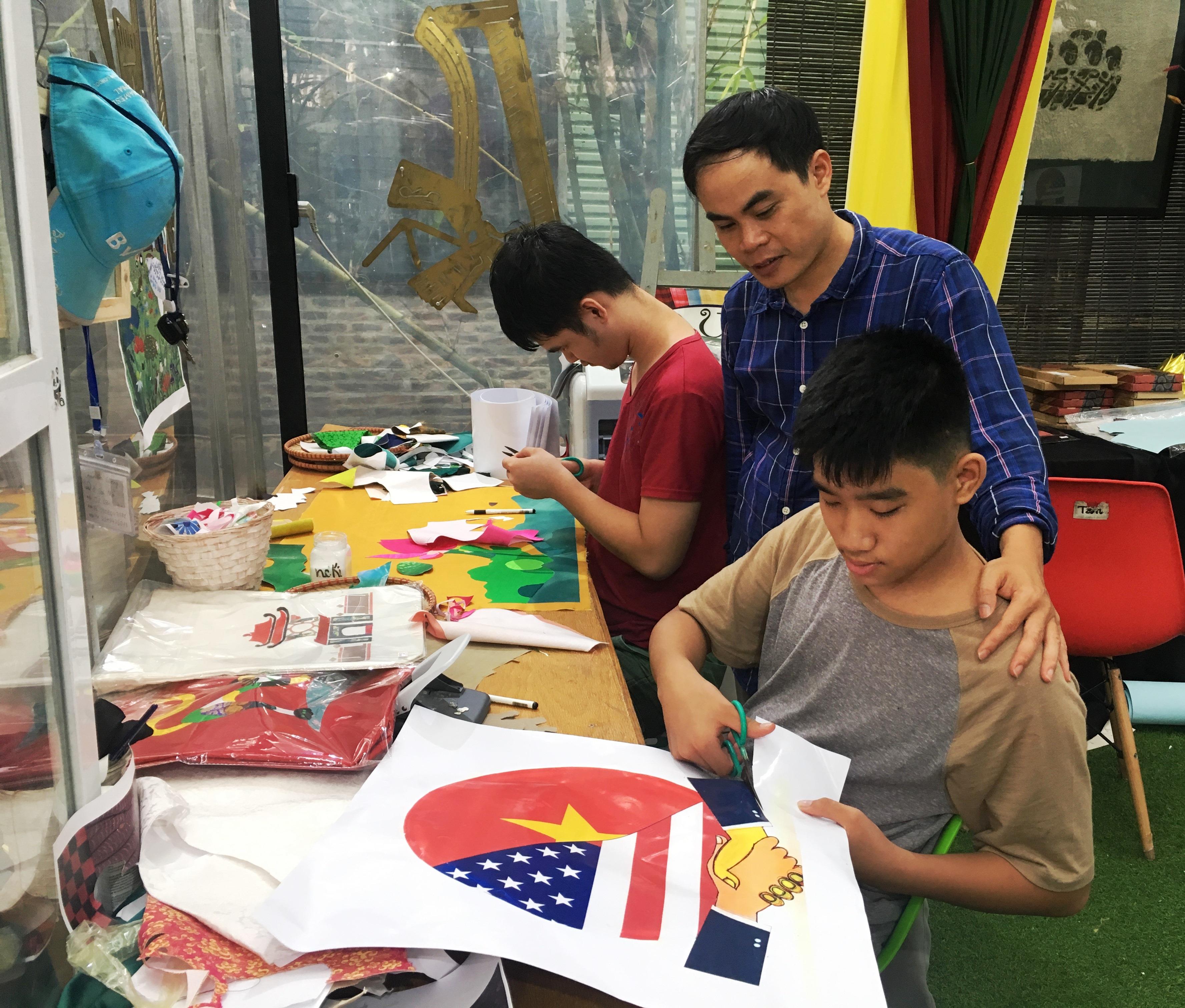 Người ghép lại những mảnh đời khiếm khuyết