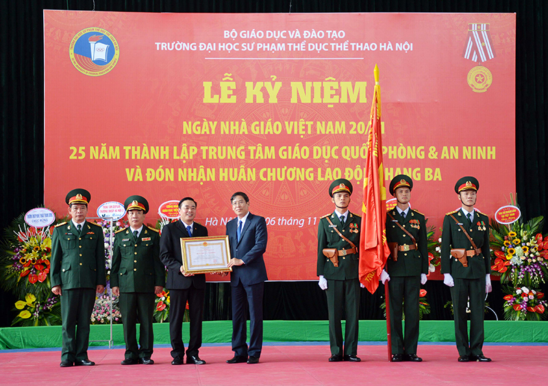 Trung tâm Giáo dục Quốc phòng và an ninh đón nhận Huân chương Lao động hạng Ba