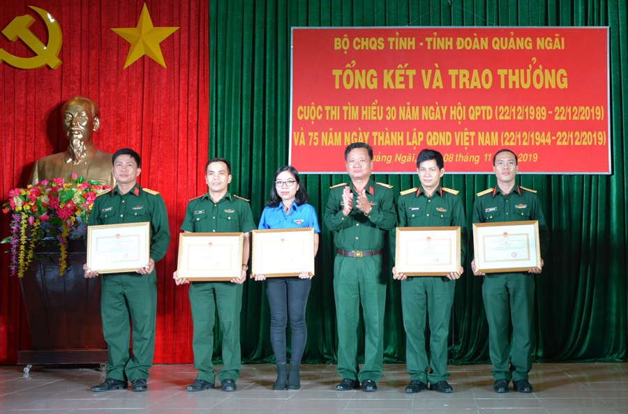 Quảng Ngãi trao giải cuộc thi “Tìm hiểu 30 năm Ngày hội QPTD, 75 năm Ngày thành lập QĐND Việt Nam”

