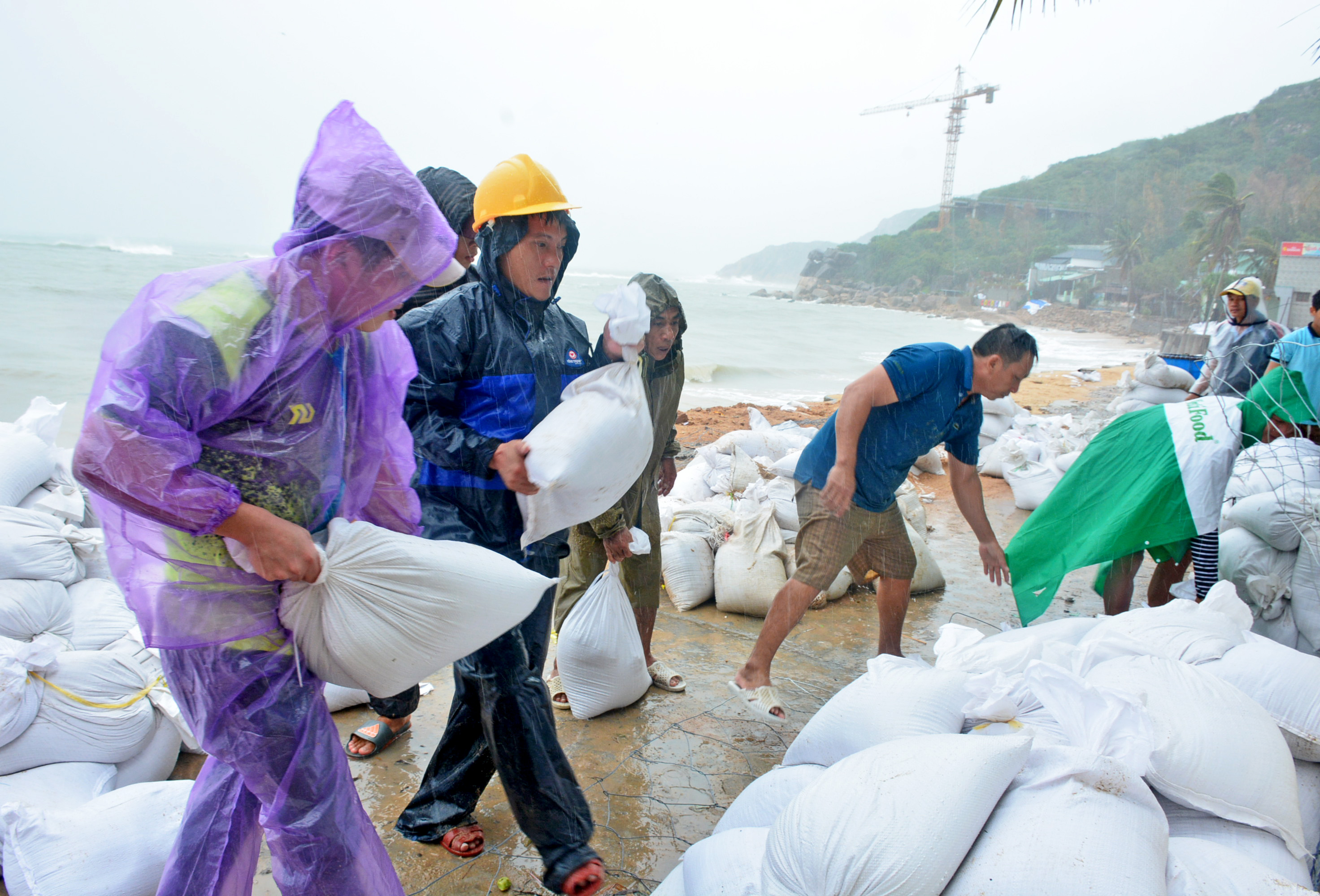 Quân dân tỉnh Bình Định sát cánh bên nhau phòng, chống bão số 6