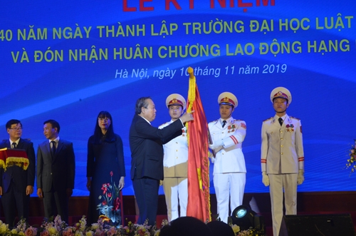 Trường Đại học Luật Hà Nội đón nhận Huân chương Lao động hạng Nhất