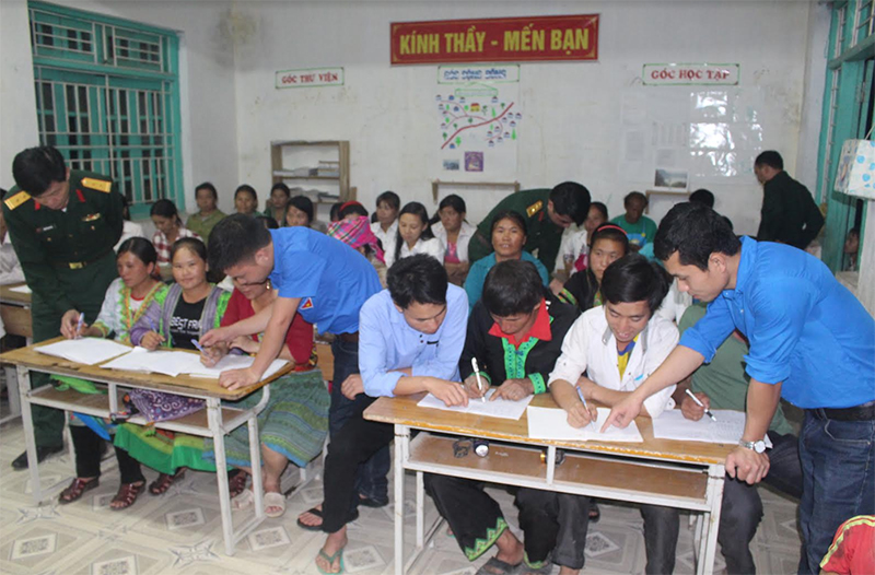 Hai màu áo xanh đồng hành cùng đồng bào “tìm lại con chữ”

