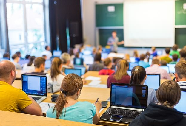 Trường học quá tải, sinh viên phải học trực tuyến

