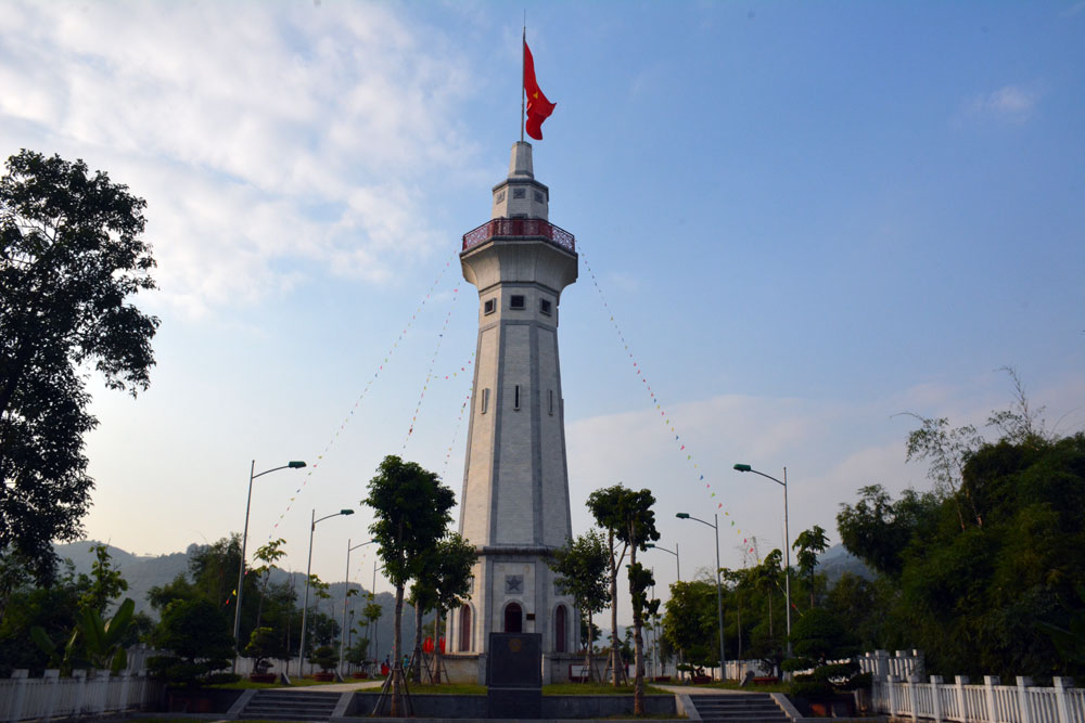 Cột cờ Lũng Pô - Nơi con sông Hồng chảy vào đất Việt

