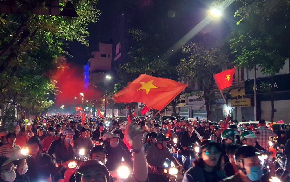 Người dân Thủ đô mừng chiến thắng của đội tuyển quốc gia trước UAE