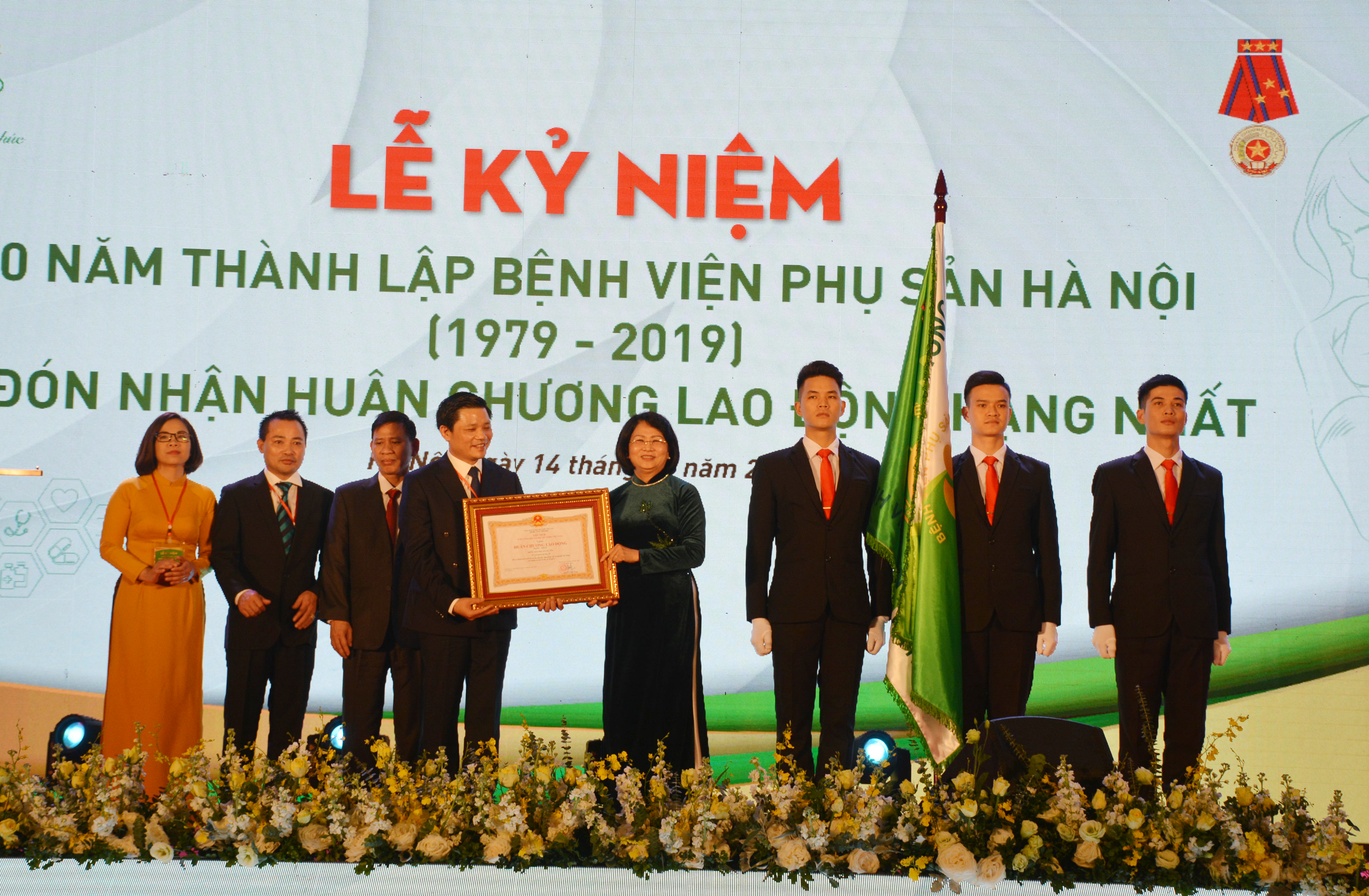 Bệnh viện Phụ sản Hà Nội đón nhận Huân chương Lao động hạng Nhất