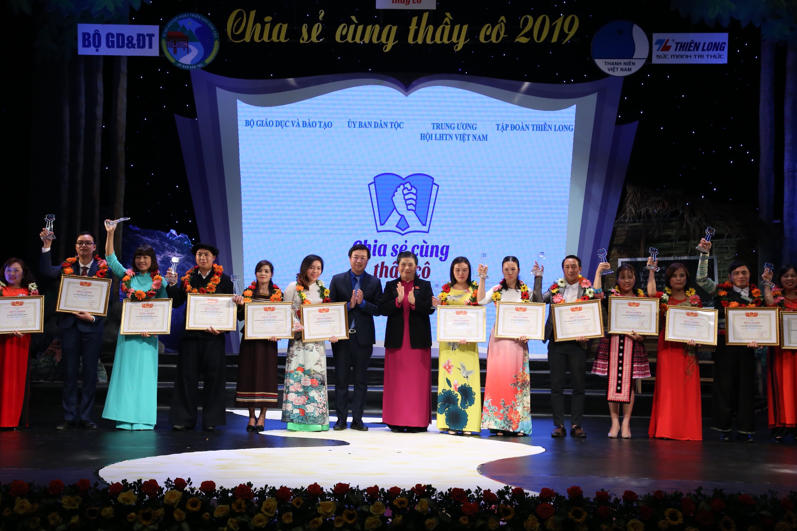 Tuyên dương 63 thầy giáo, cô giáo dạy học sinh dân tộc thiểu số