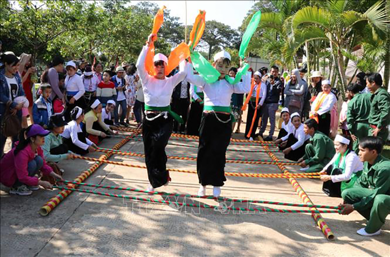 LỐI SỐNG NGHĨA TÌNH TRONG MÔI TRƯỜNG ĐẠI ĐOÀN KẾT