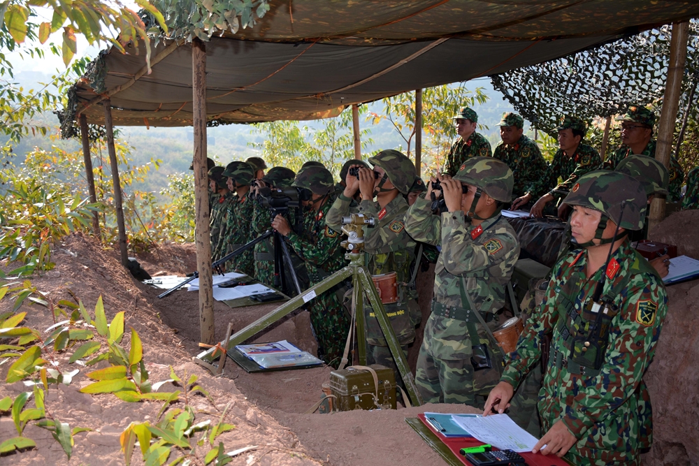 Cán bộ, chiến sĩ Lữ đoàn Pháo binh 368 dùng các thiết bị đo xa, xác định tọa độ mục tiêu.