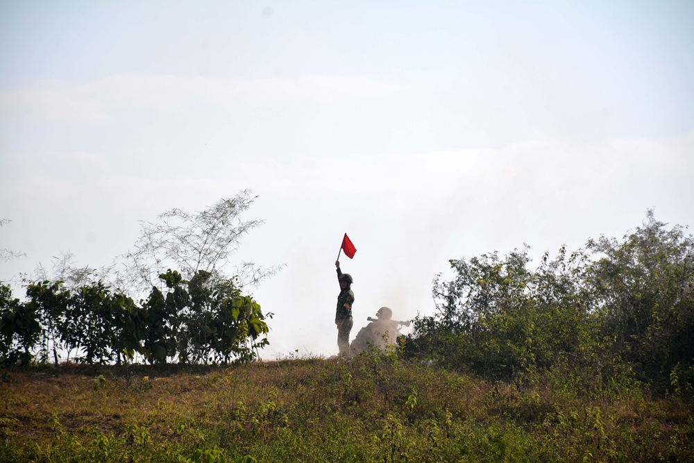 Chiến sĩ B41 thực hành tiêu diệt mục tiêu.