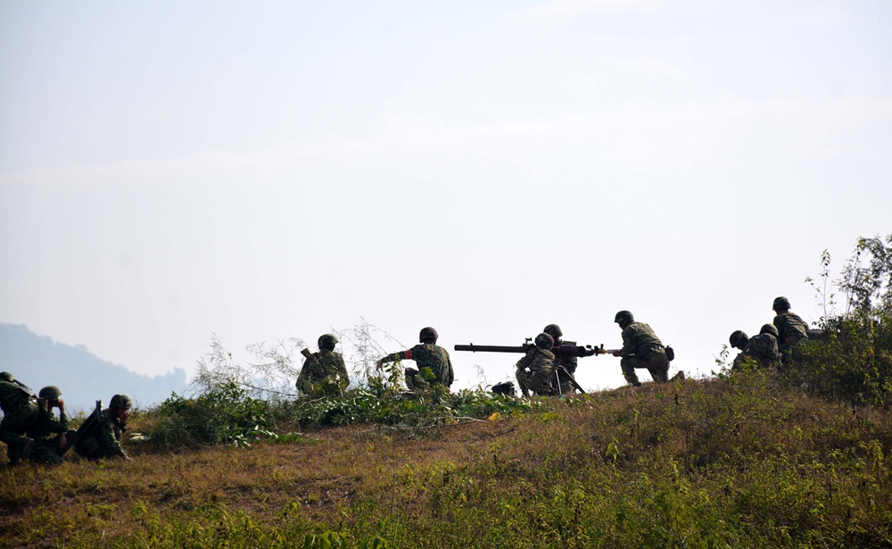 Khẩu đội SPG -9 nạp đạn.