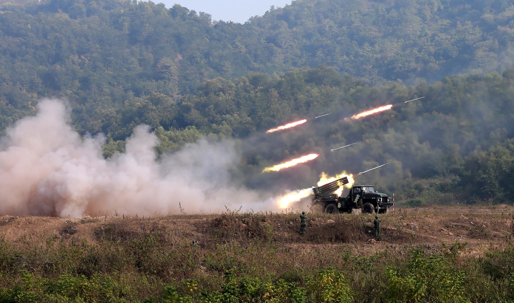 Pháo phản lực BM-21 thực hành tiêu diệt các mục tiêu.