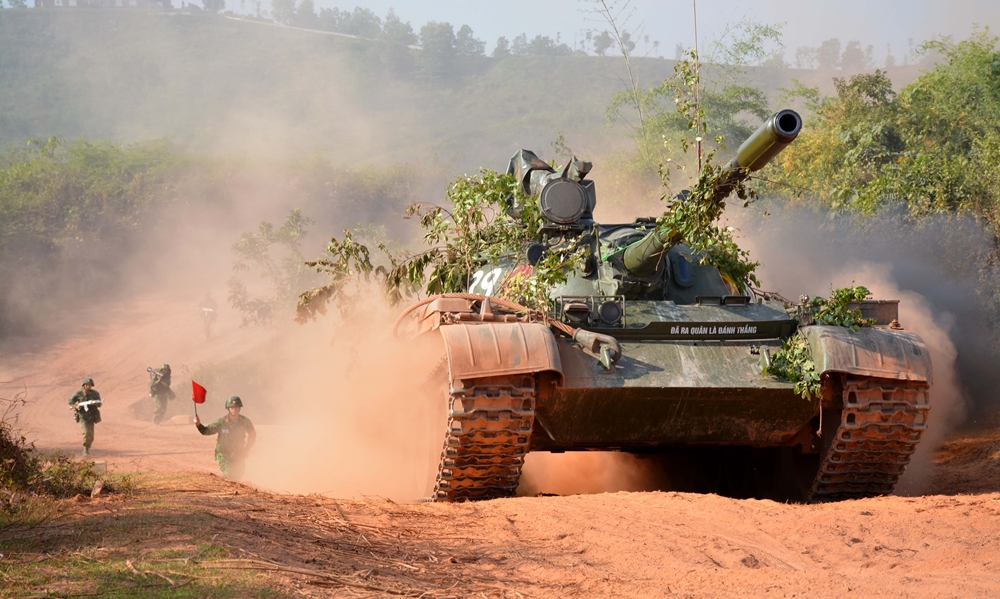 Xe tăng Lữ đoàn 202 dẫn bộ binh tiến công địch đổ bộ đường không.