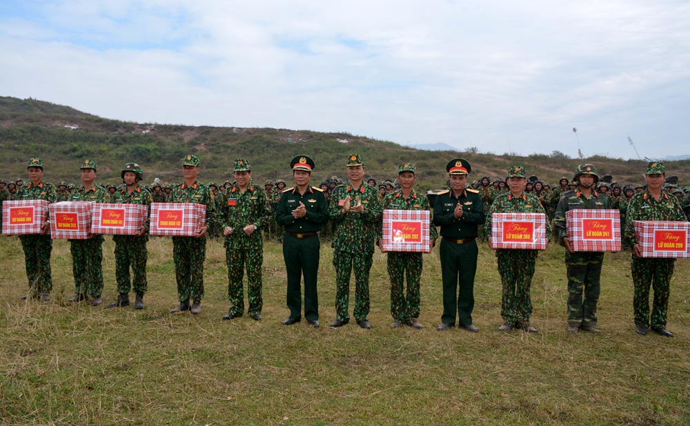 Trung tướng Nguyễn Tân Cương, Ủy viên Trung ương Đảng, Phó Tổng Tham mưu trưởng tặng quà, động viên cán bộ, chiến sĩ các đơn vị sau diễn tập.